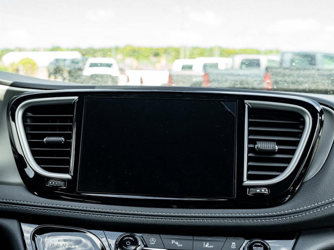 2027 Chrysler Pacifica Select Photo