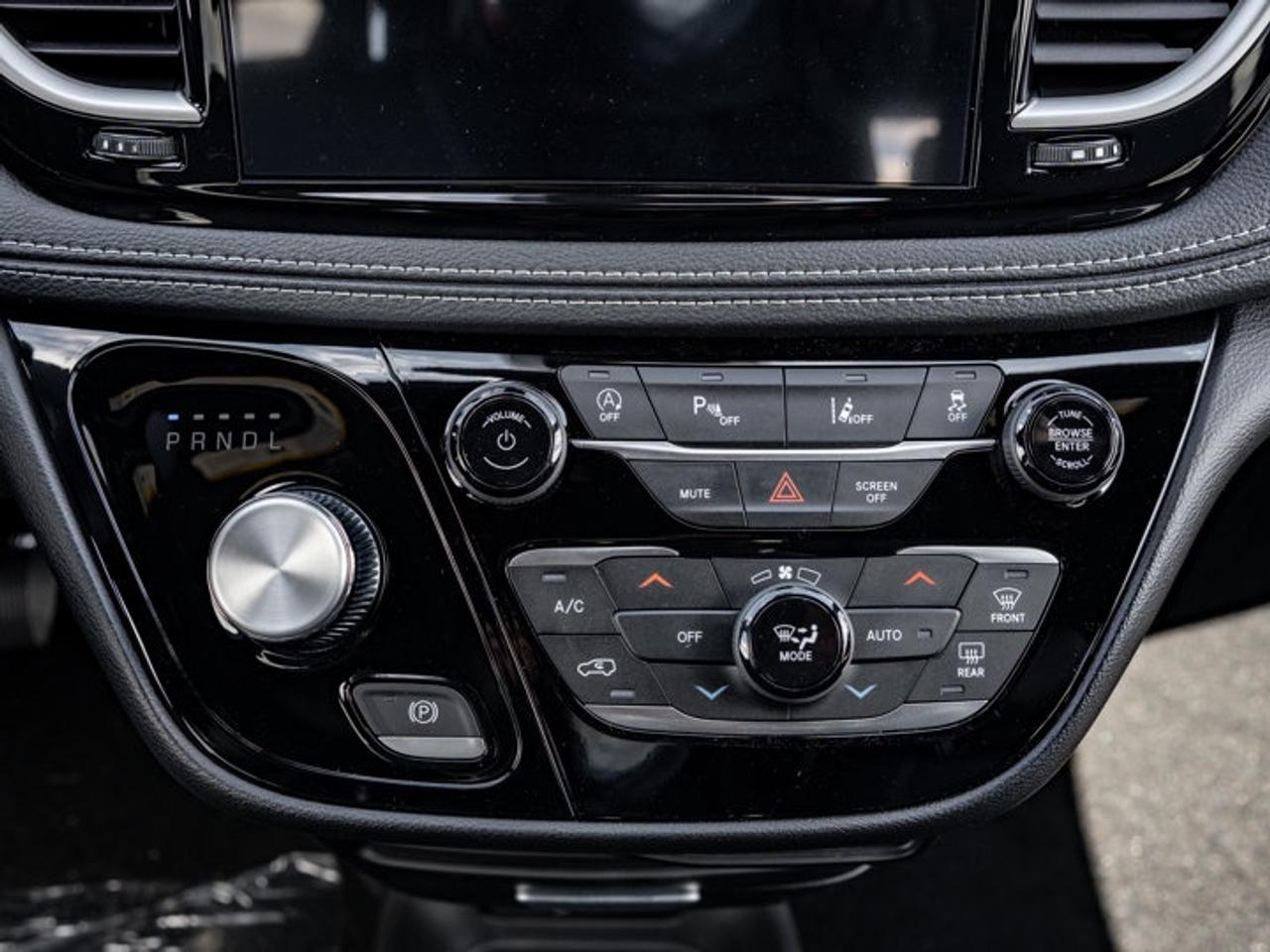 2027 Chrysler Pacifica Select Photo