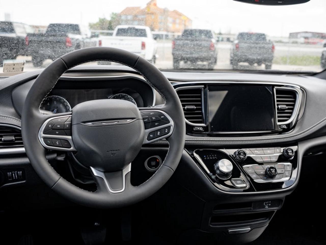 2027 Chrysler Pacifica Select Photo2