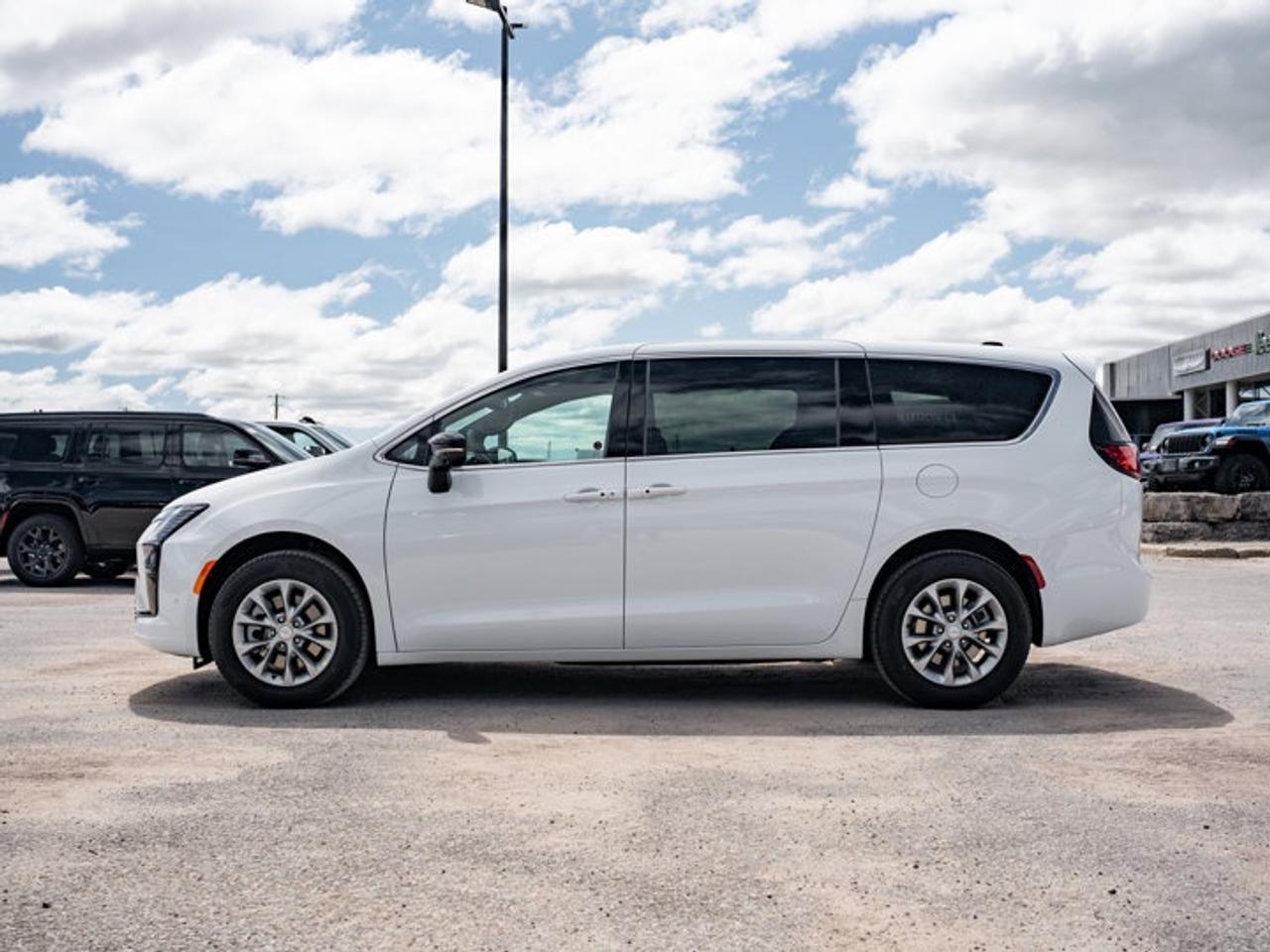 2027 Chrysler Pacifica Select Photo