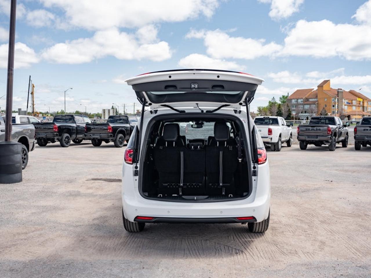 2027 Chrysler Pacifica Select Photo