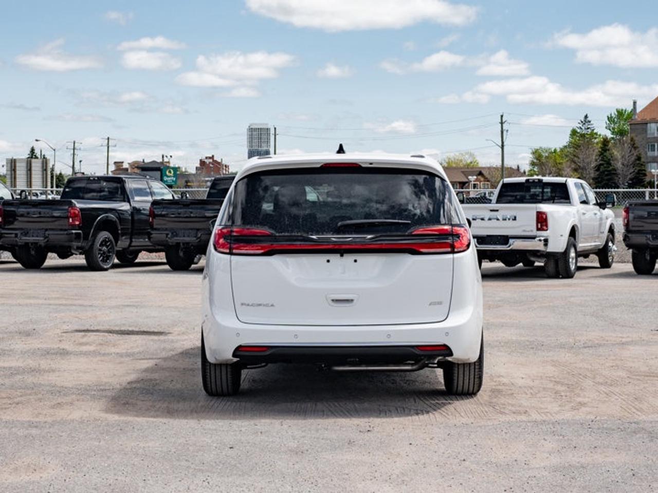 2027 Chrysler Pacifica Select Photo
