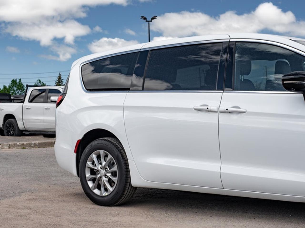 2027 Chrysler Pacifica Select Photo