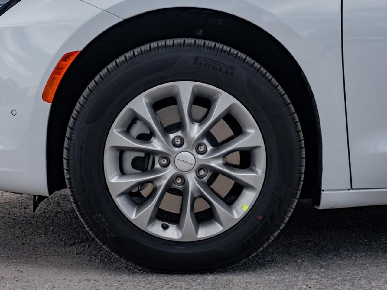 2027 Chrysler Pacifica Select Photo
