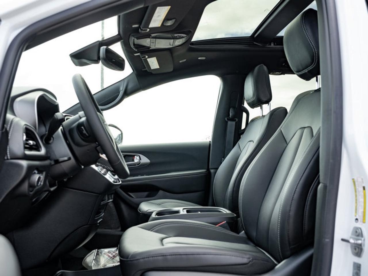 2027 Chrysler Pacifica Select Photo