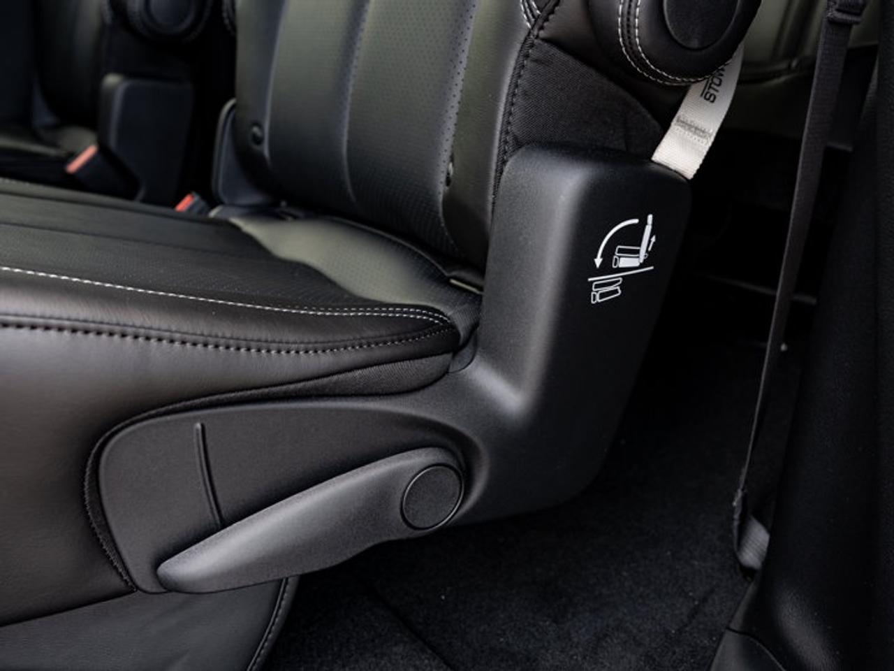 2027 Chrysler Pacifica Select Photo