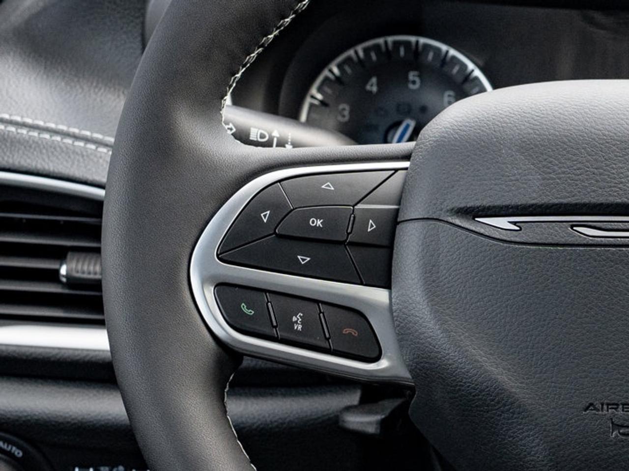 2027 Chrysler Pacifica Select Photo