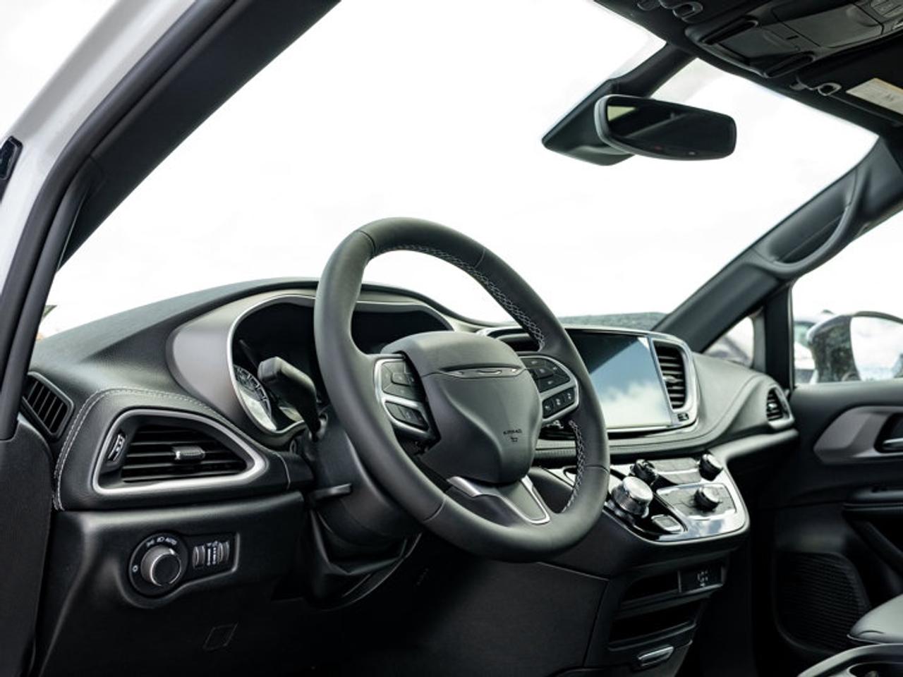 2027 Chrysler Pacifica Select Photo