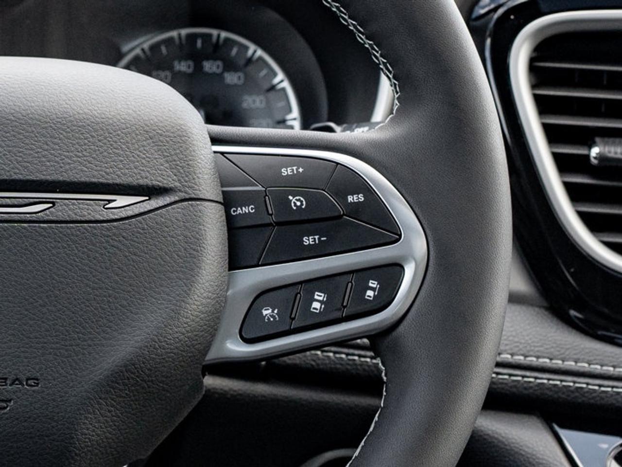 2027 Chrysler Pacifica Select Photo