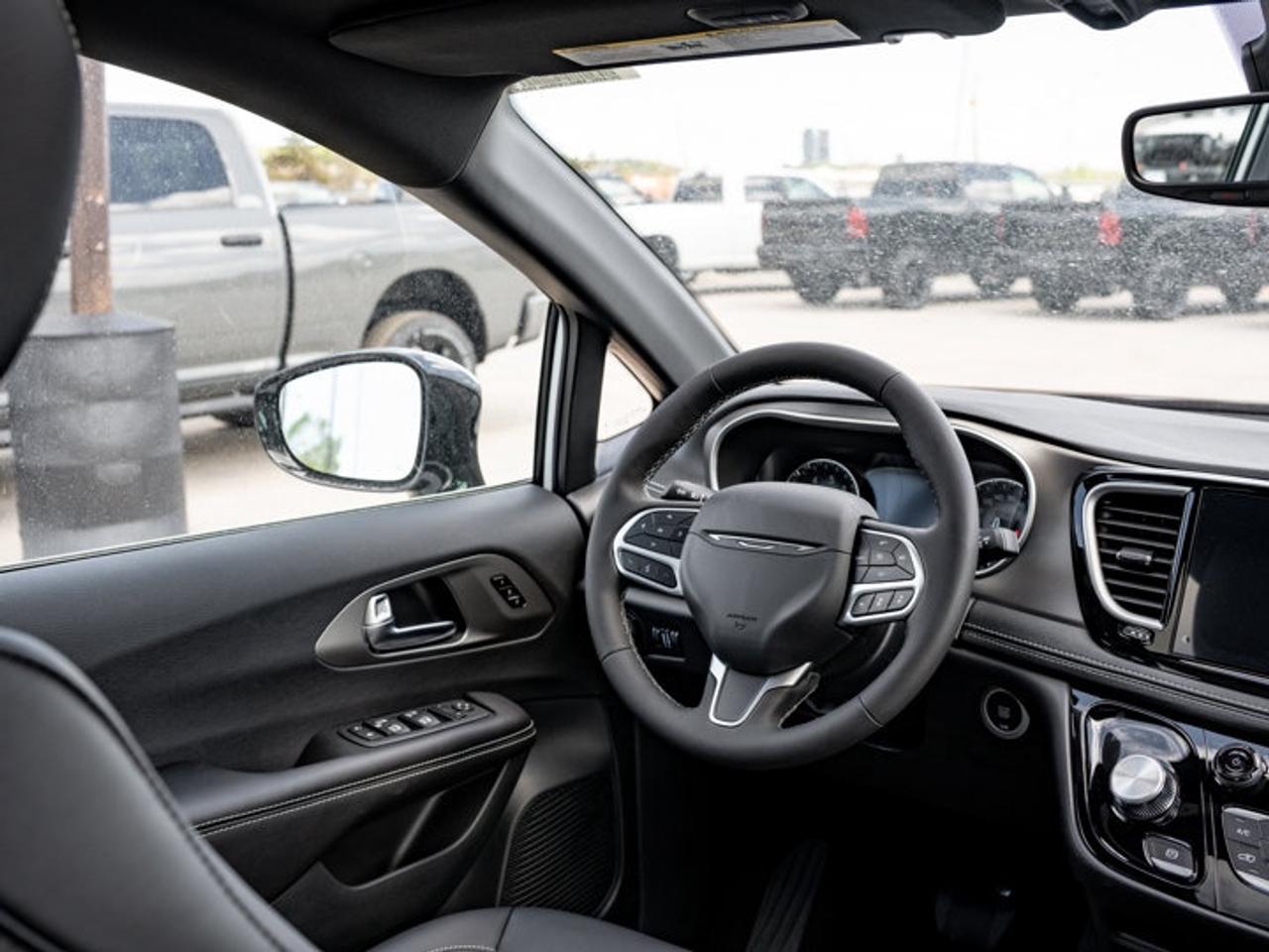 2027 Chrysler Pacifica Select Photo