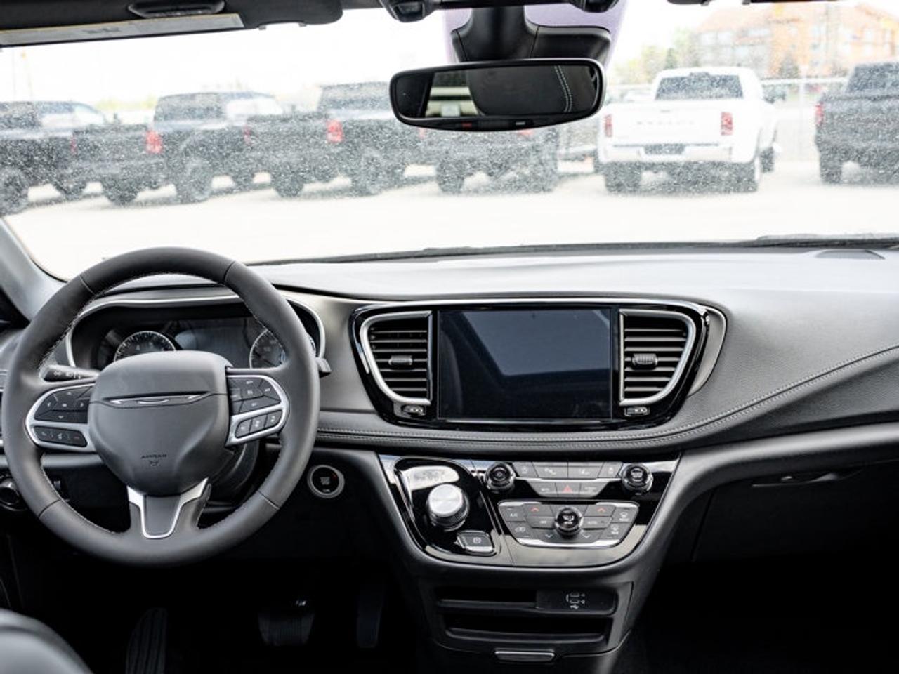 2027 Chrysler Pacifica Select Photo