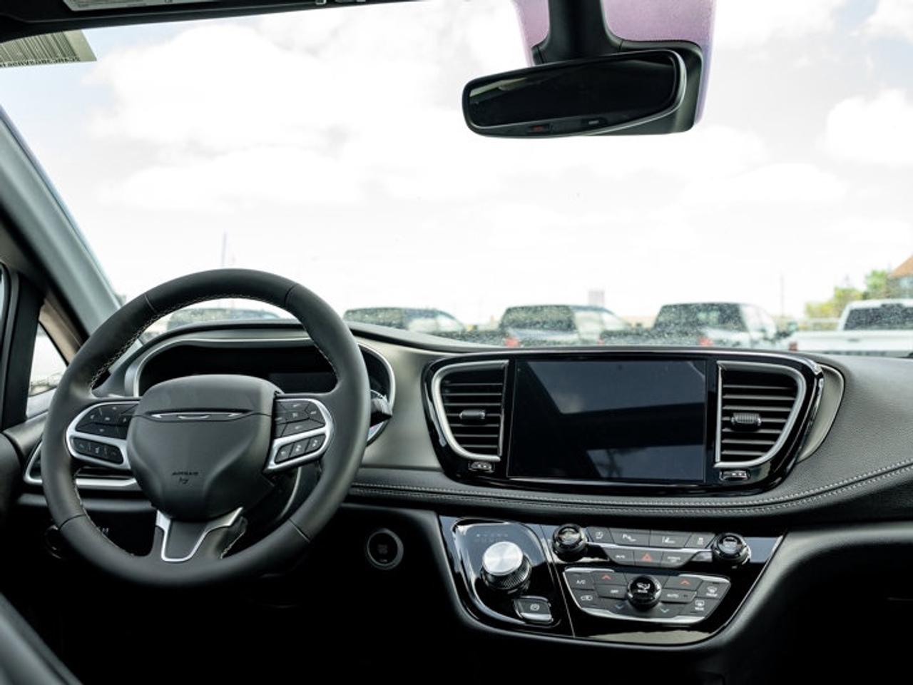 2027 Chrysler Pacifica Select Photo