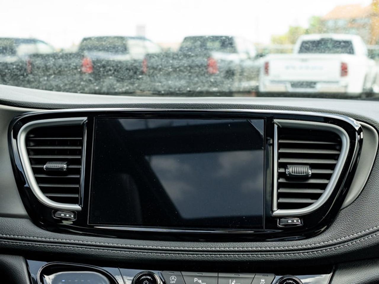 2027 Chrysler Pacifica Select Photo
