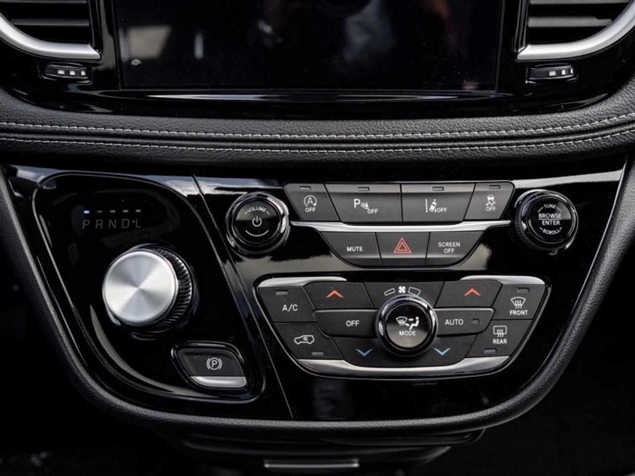 2027 Chrysler Pacifica Select Photo
