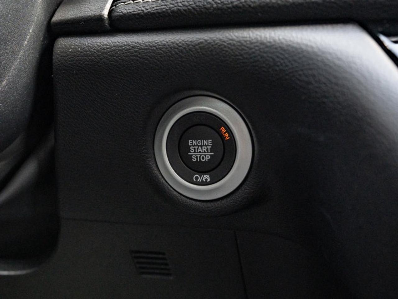 2027 Chrysler Pacifica Select Photo