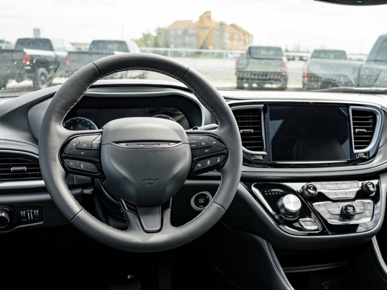 2027 Chrysler Pacifica Limited Photo