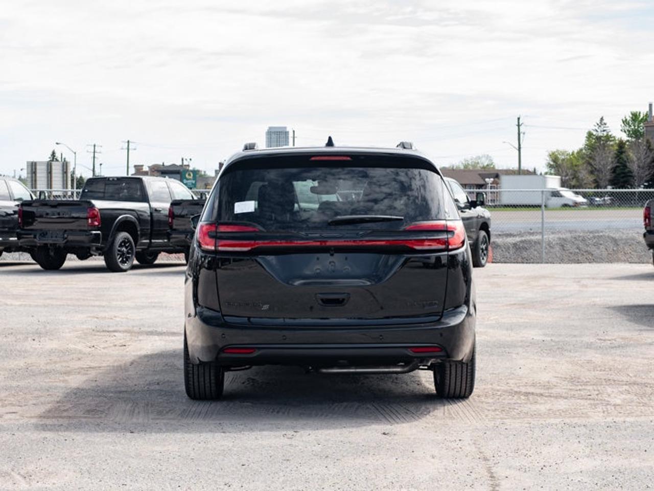 2027 Chrysler Pacifica Limited Photo