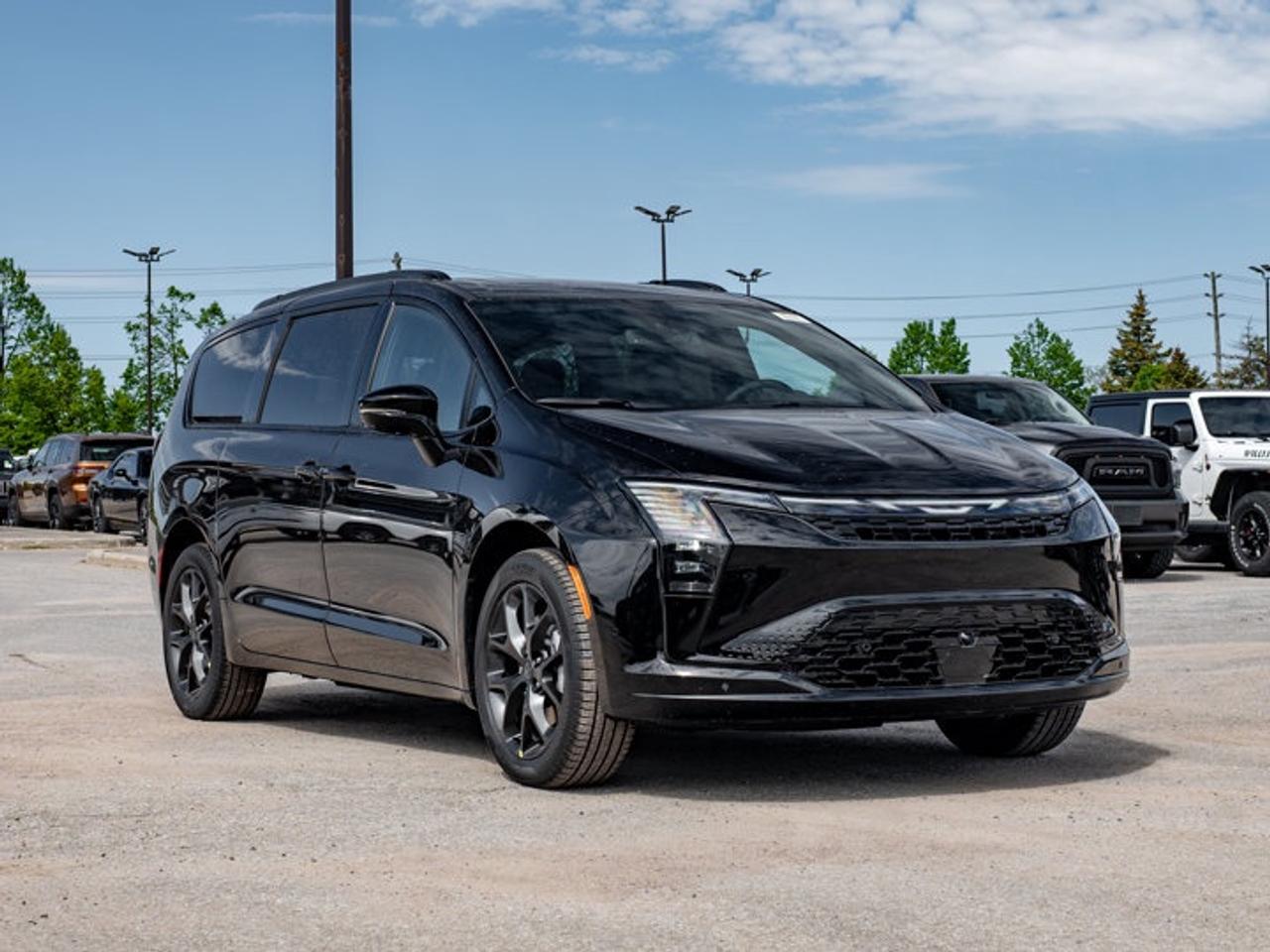 2027 Chrysler Pacifica Limited Photo