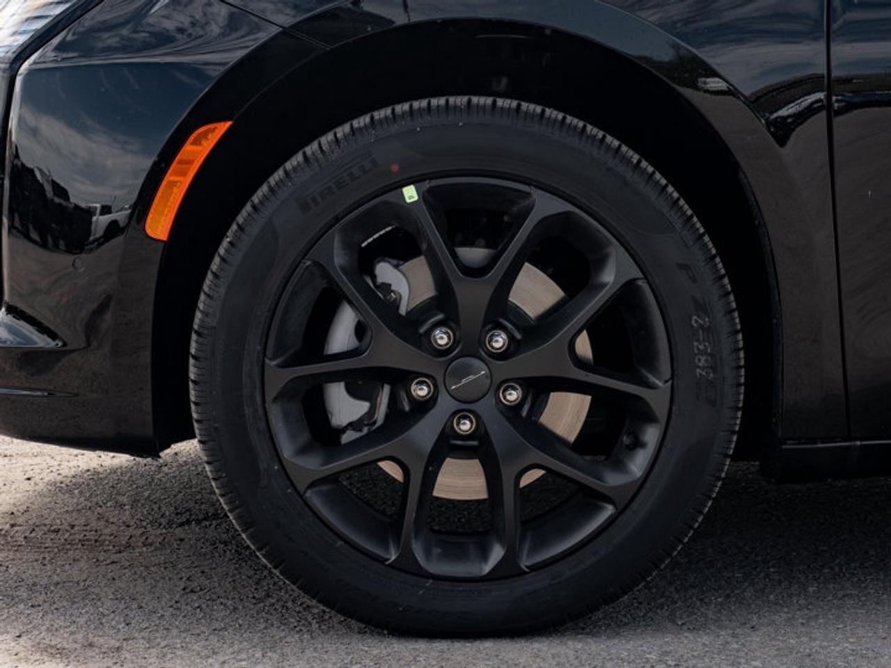2027 Chrysler Pacifica Limited Photo
