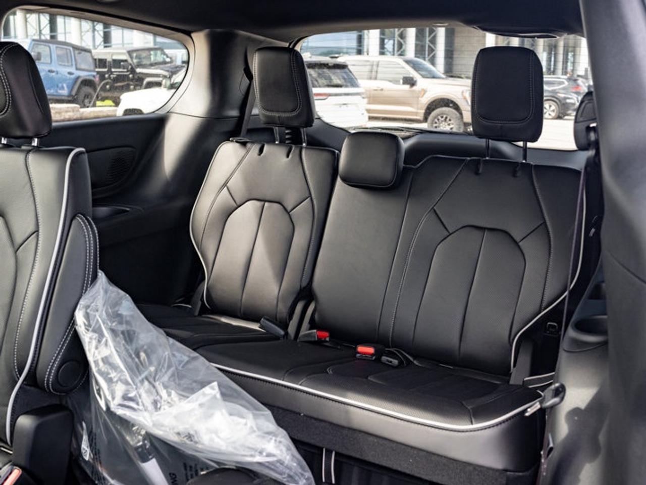 2027 Chrysler Pacifica Limited Photo