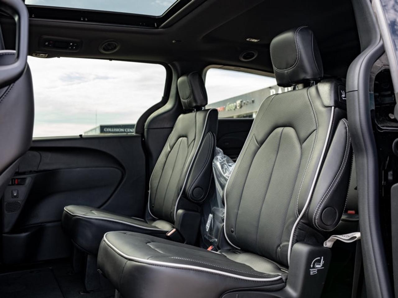 2027 Chrysler Pacifica Limited Photo