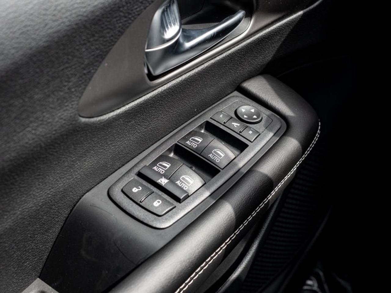 2027 Chrysler Pacifica Limited Photo