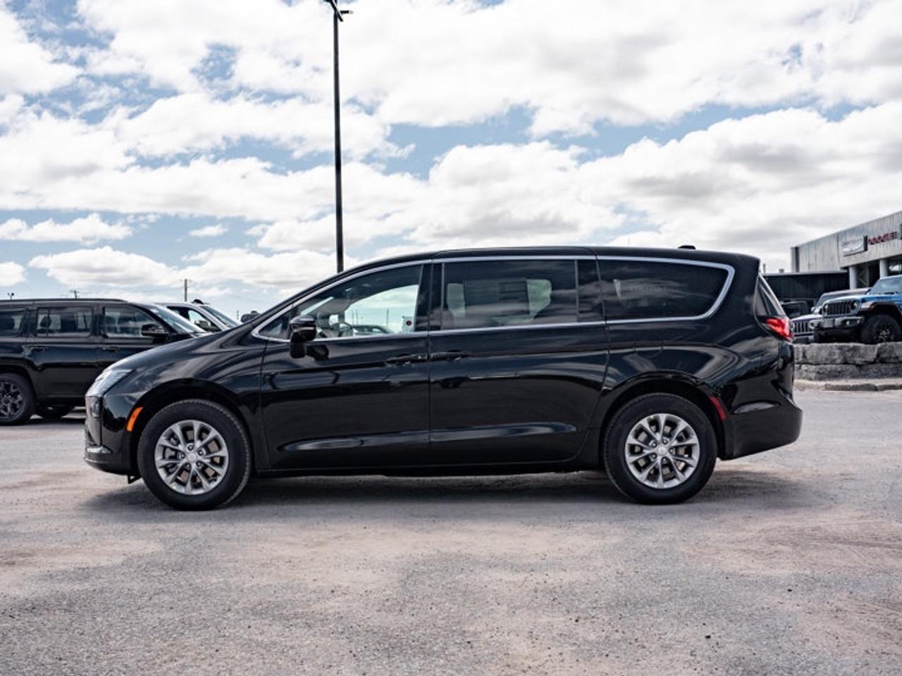 2027 Chrysler Pacifica Select Photo4