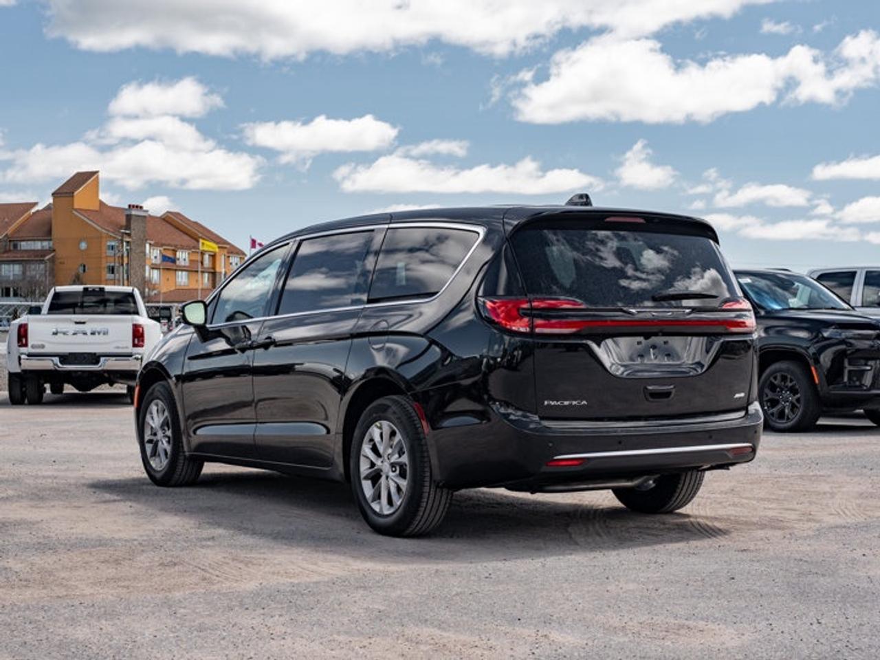 2027 Chrysler Pacifica Select Photo