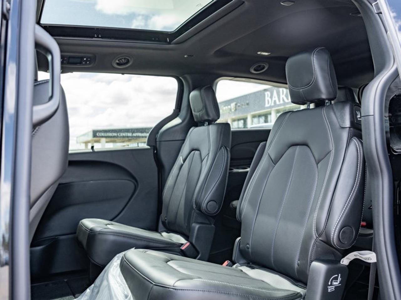 2027 Chrysler Pacifica Select Photo