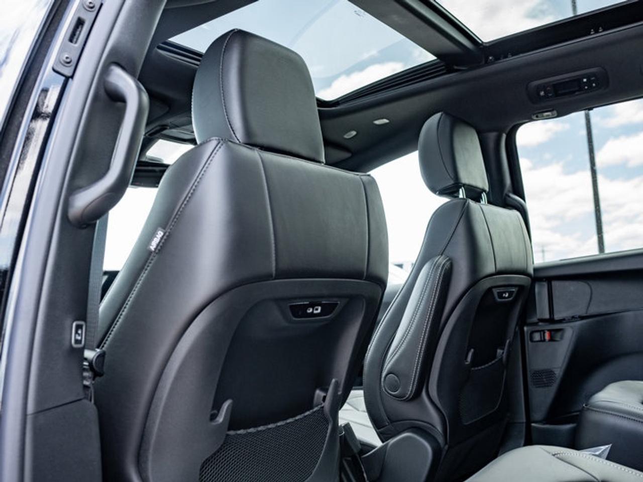 2027 Chrysler Pacifica Select Photo