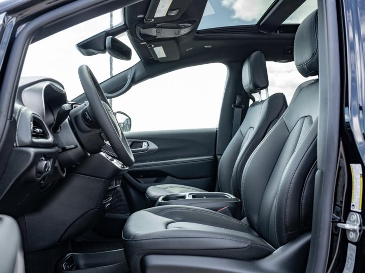 2027 Chrysler Pacifica Select Photo