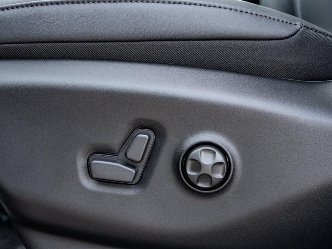 2027 Chrysler Pacifica Select Photo