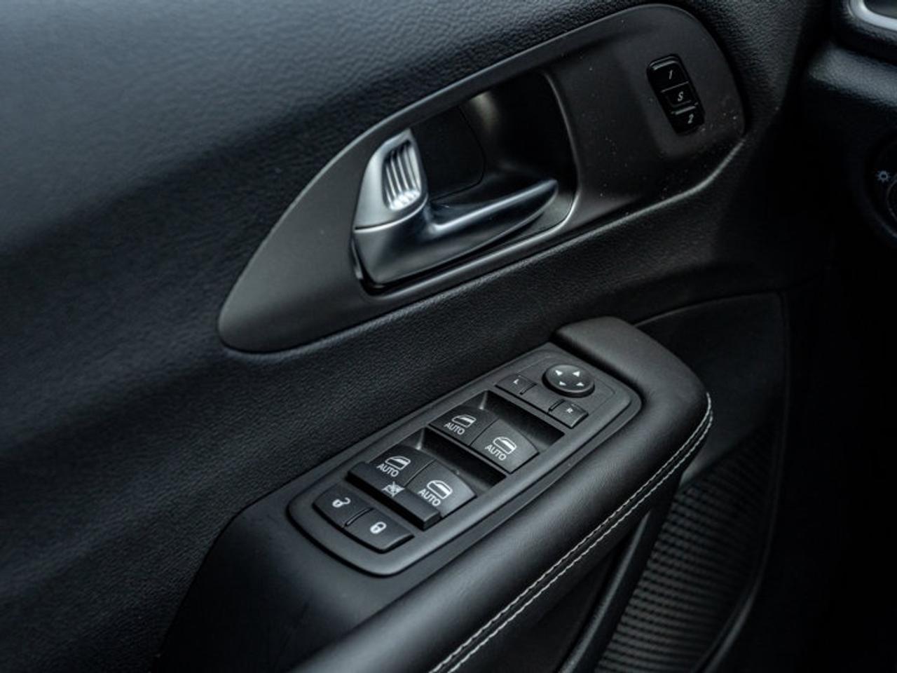 2027 Chrysler Pacifica Select Photo
