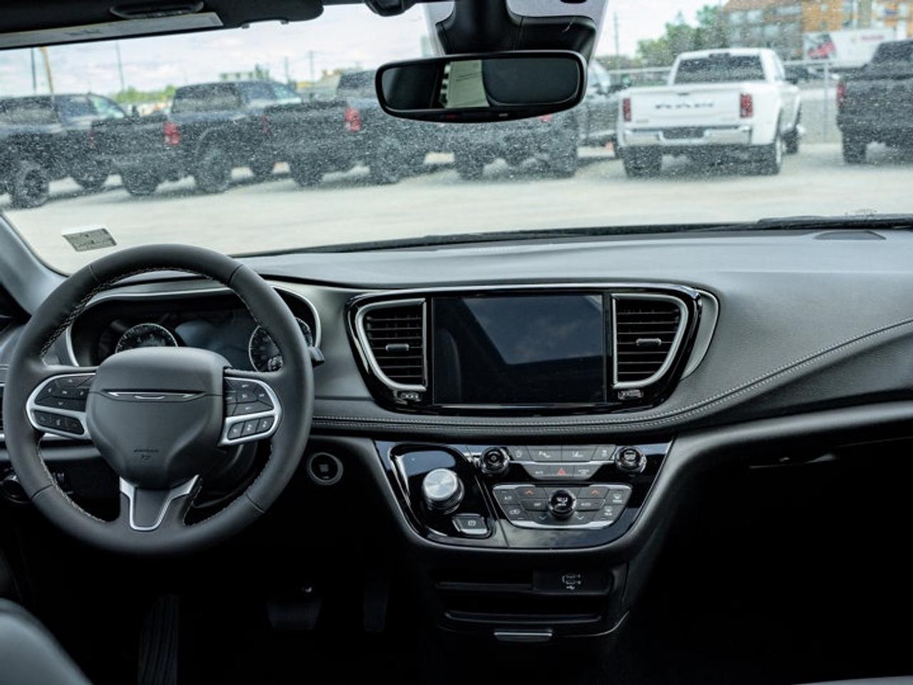 2027 Chrysler Pacifica Select Photo