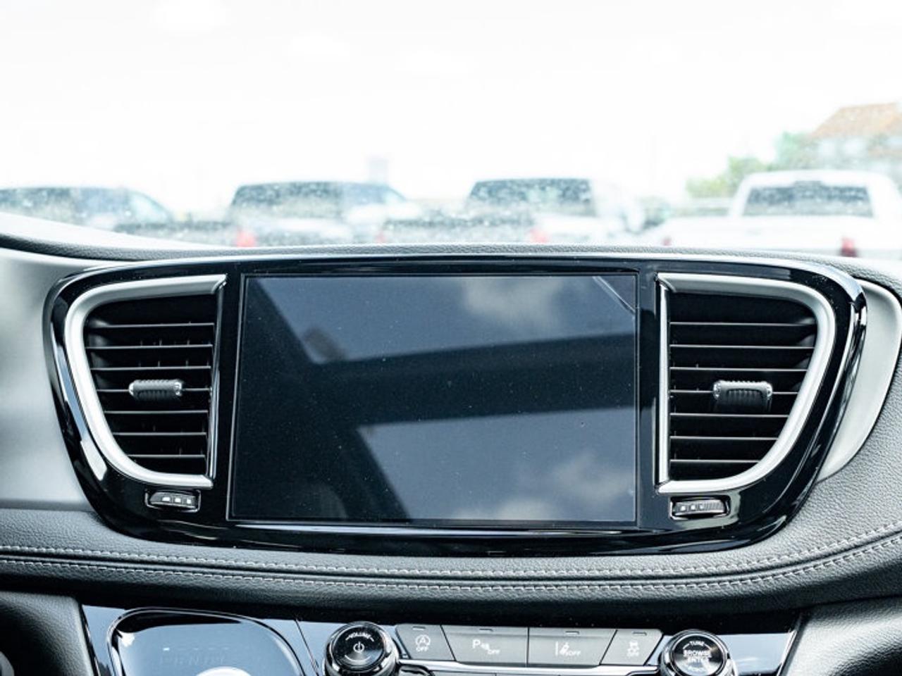2027 Chrysler Pacifica Select Photo