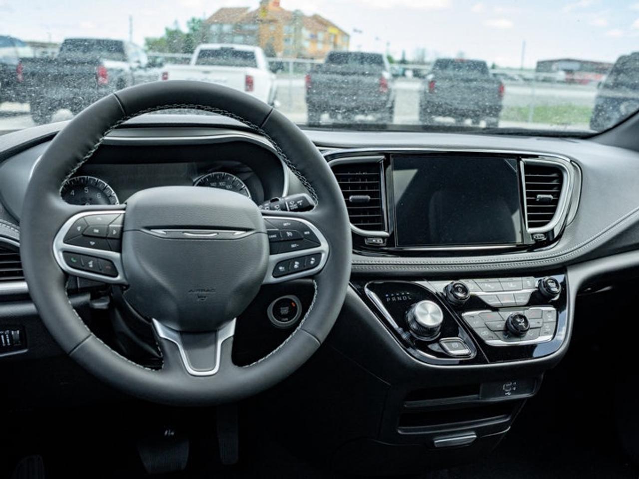 2027 Chrysler Pacifica Select Photo