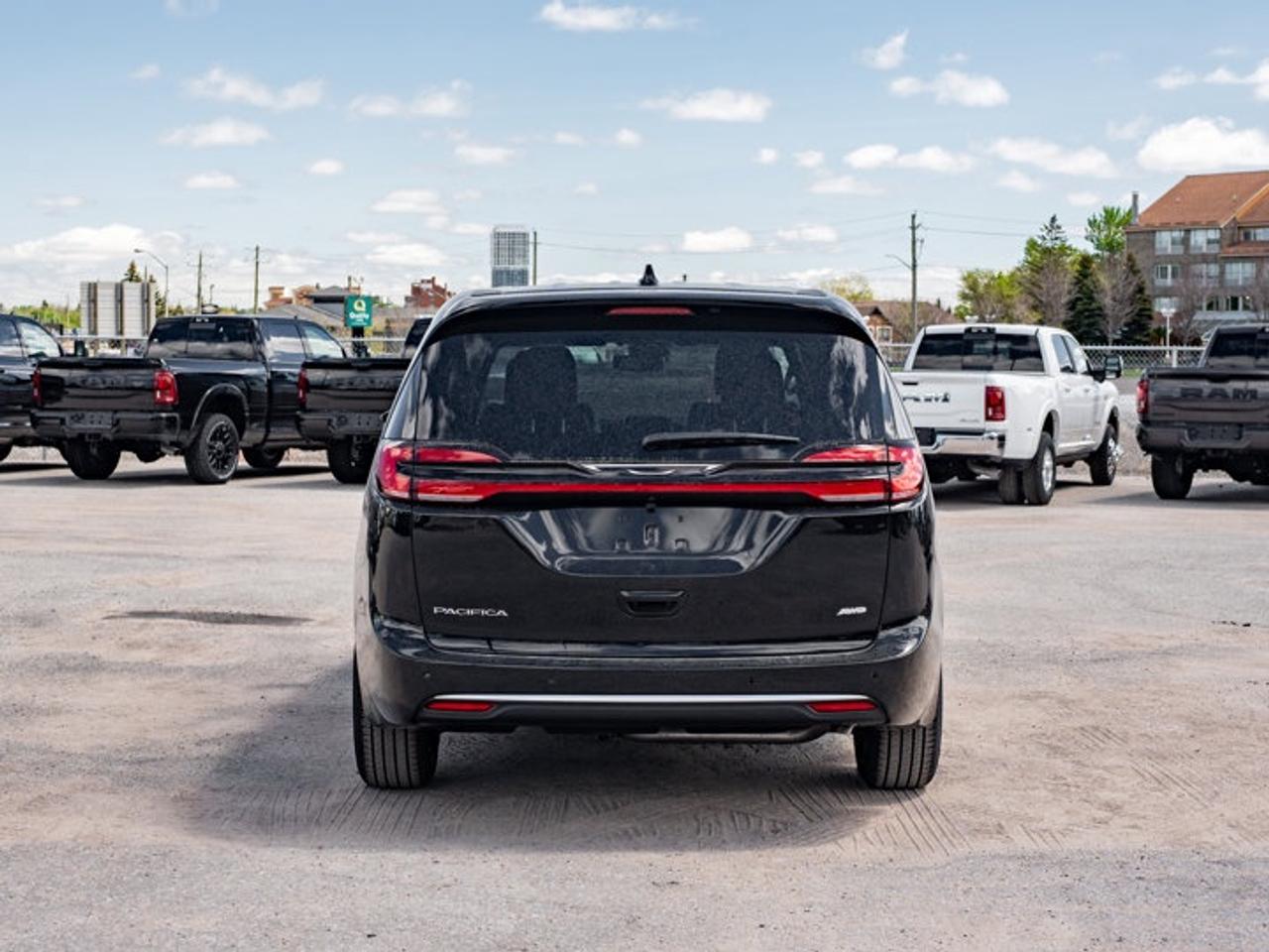 2027 Chrysler Pacifica Select Photo