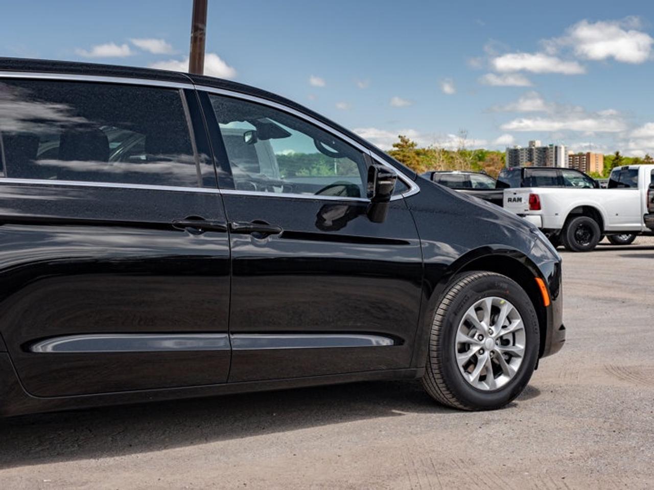 2027 Chrysler Pacifica Select Photo