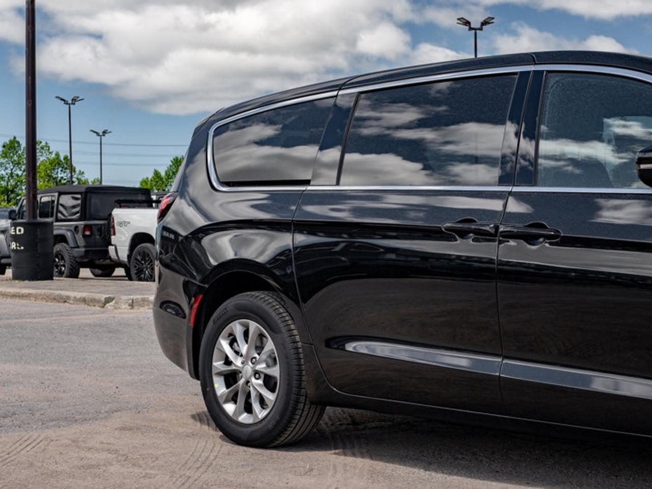 2027 Chrysler Pacifica Select Photo