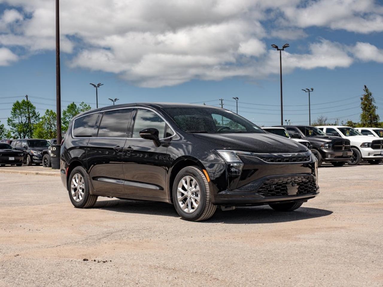 2027 Chrysler Pacifica Select Photo