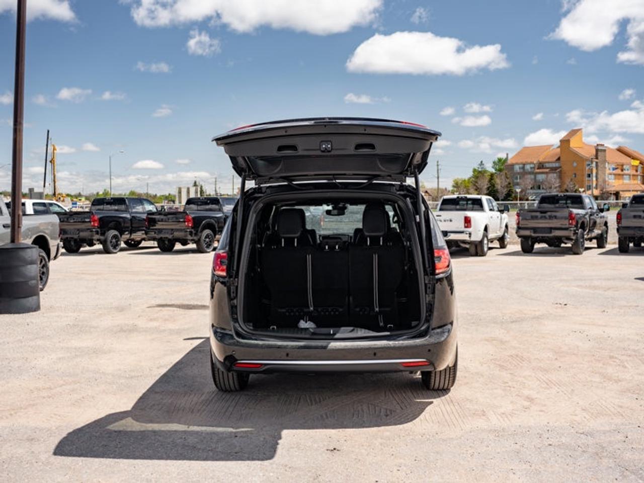 2027 Chrysler Pacifica Select Photo