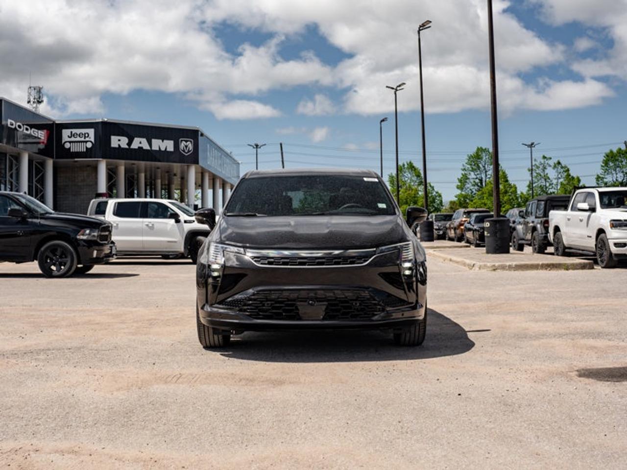 2027 Chrysler Pacifica Select Photo