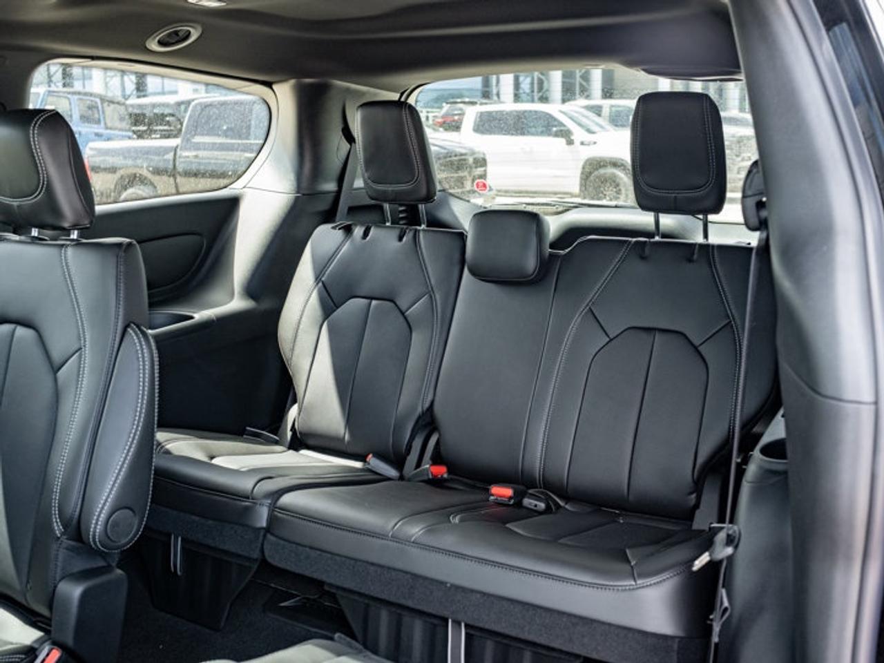 2027 Chrysler Pacifica Select Photo