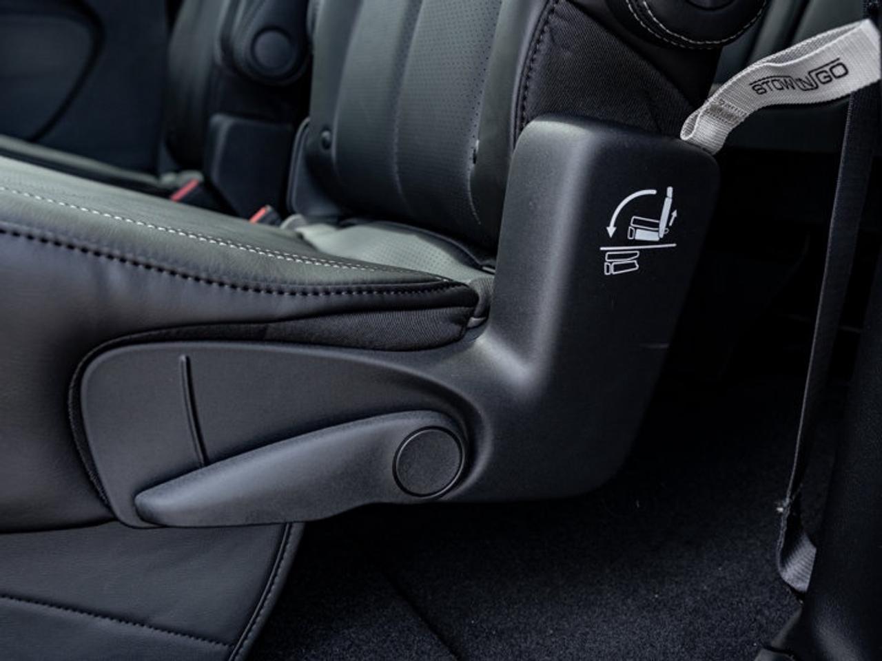 2027 Chrysler Pacifica Select Photo