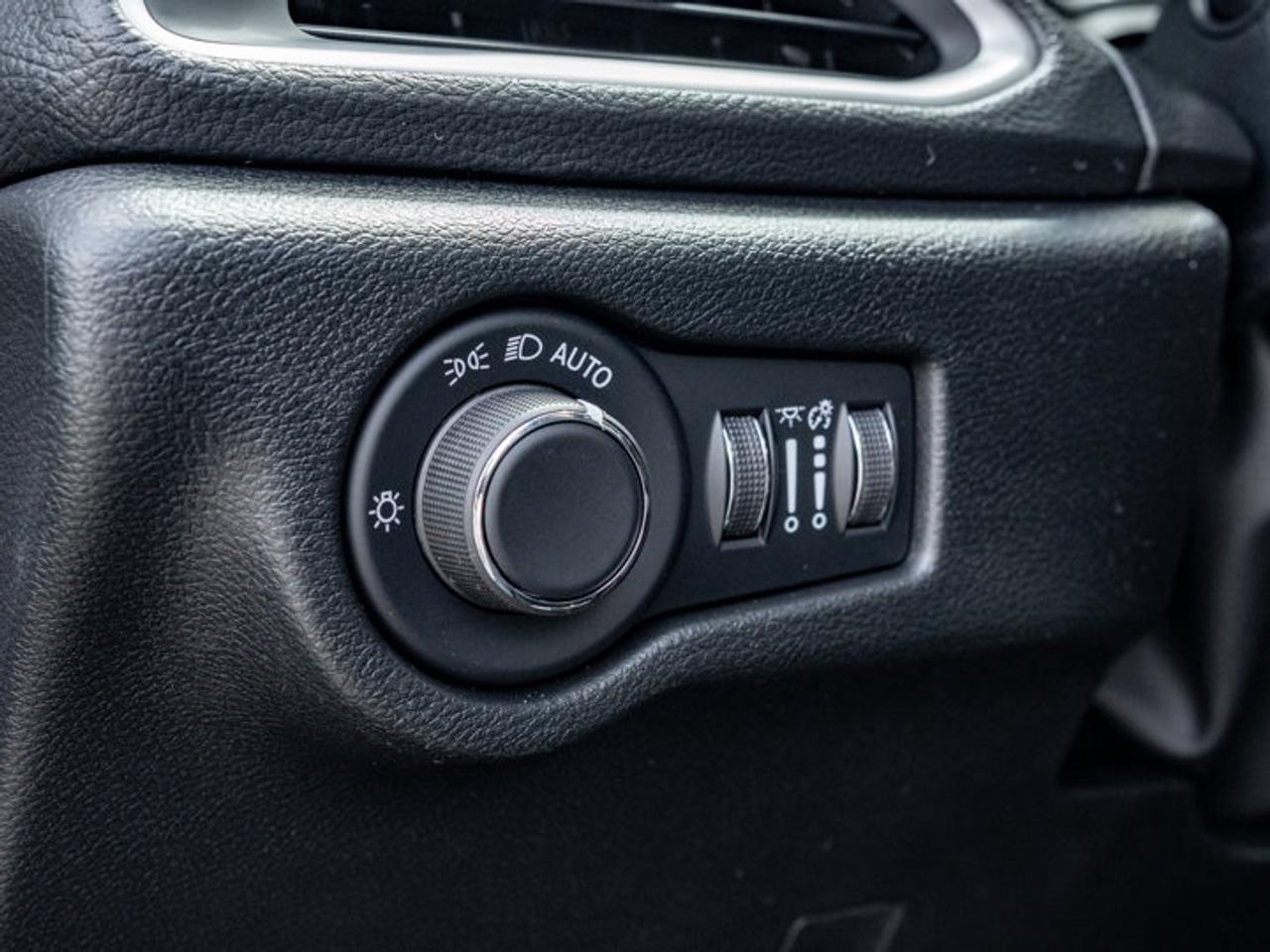 2027 Chrysler Pacifica Select Photo