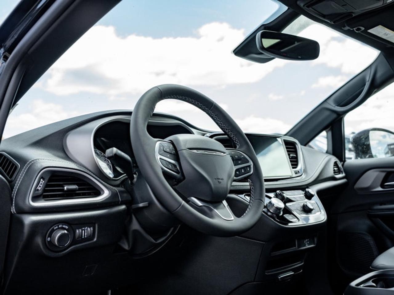 2027 Chrysler Pacifica Select Photo