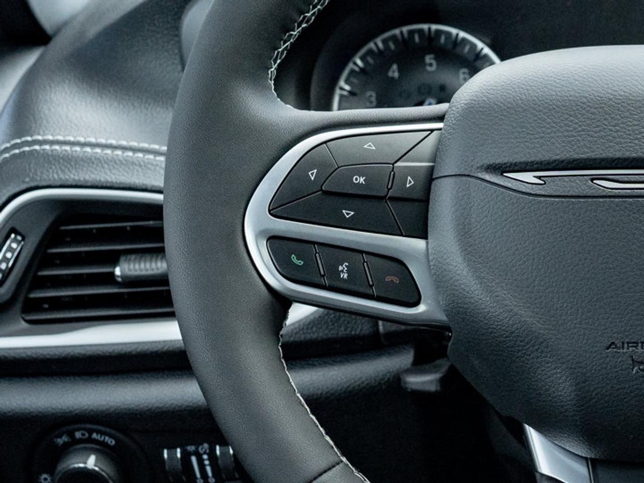 2027 Chrysler Pacifica Select Photo