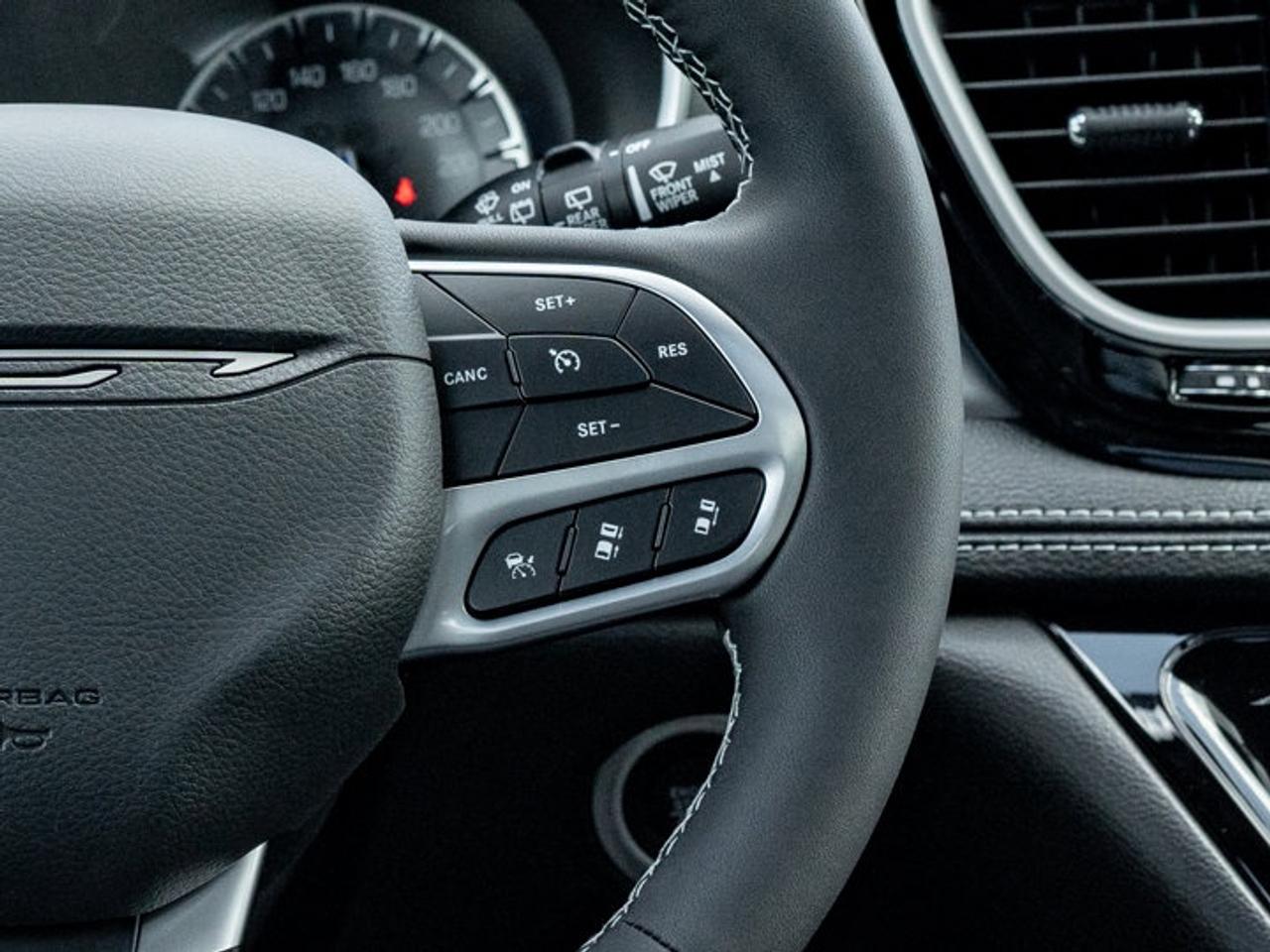 2027 Chrysler Pacifica Select Photo