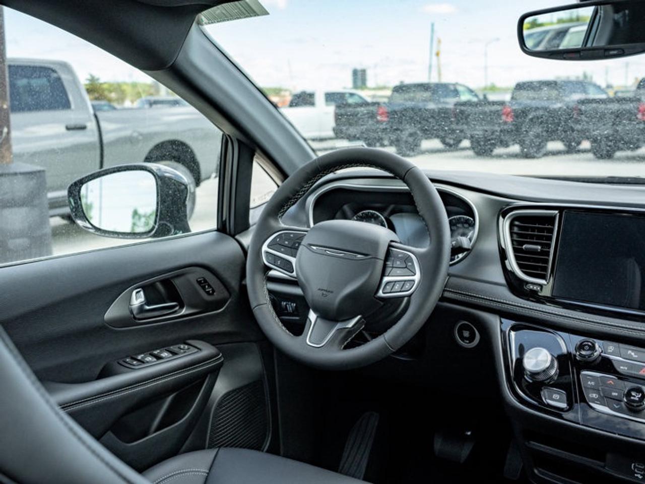 2027 Chrysler Pacifica Select Photo