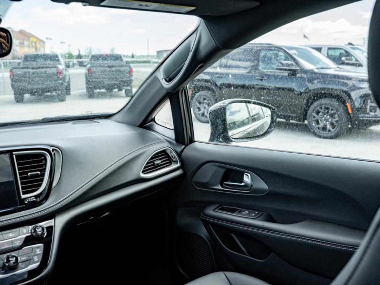 2027 Chrysler Pacifica Select Photo